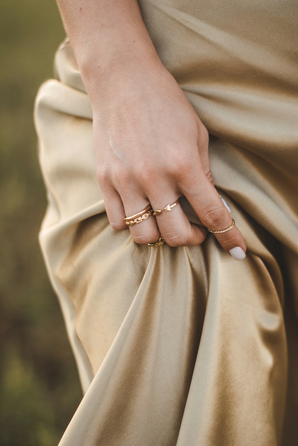 persona que lleva anillo de oro y anillo de oro