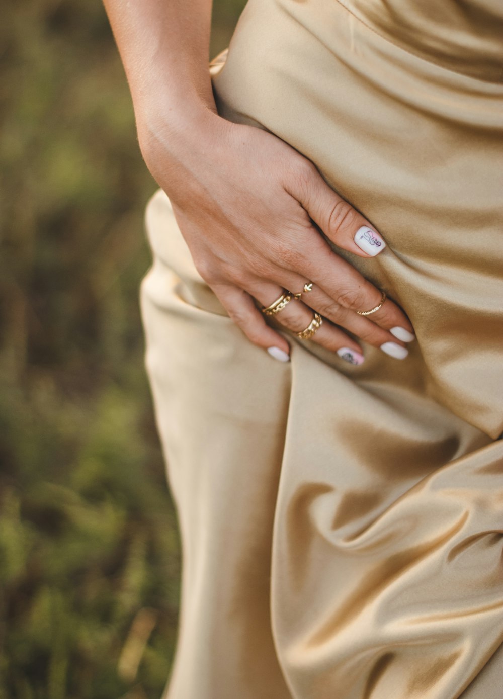 personne portant une bague en argent et une robe marron