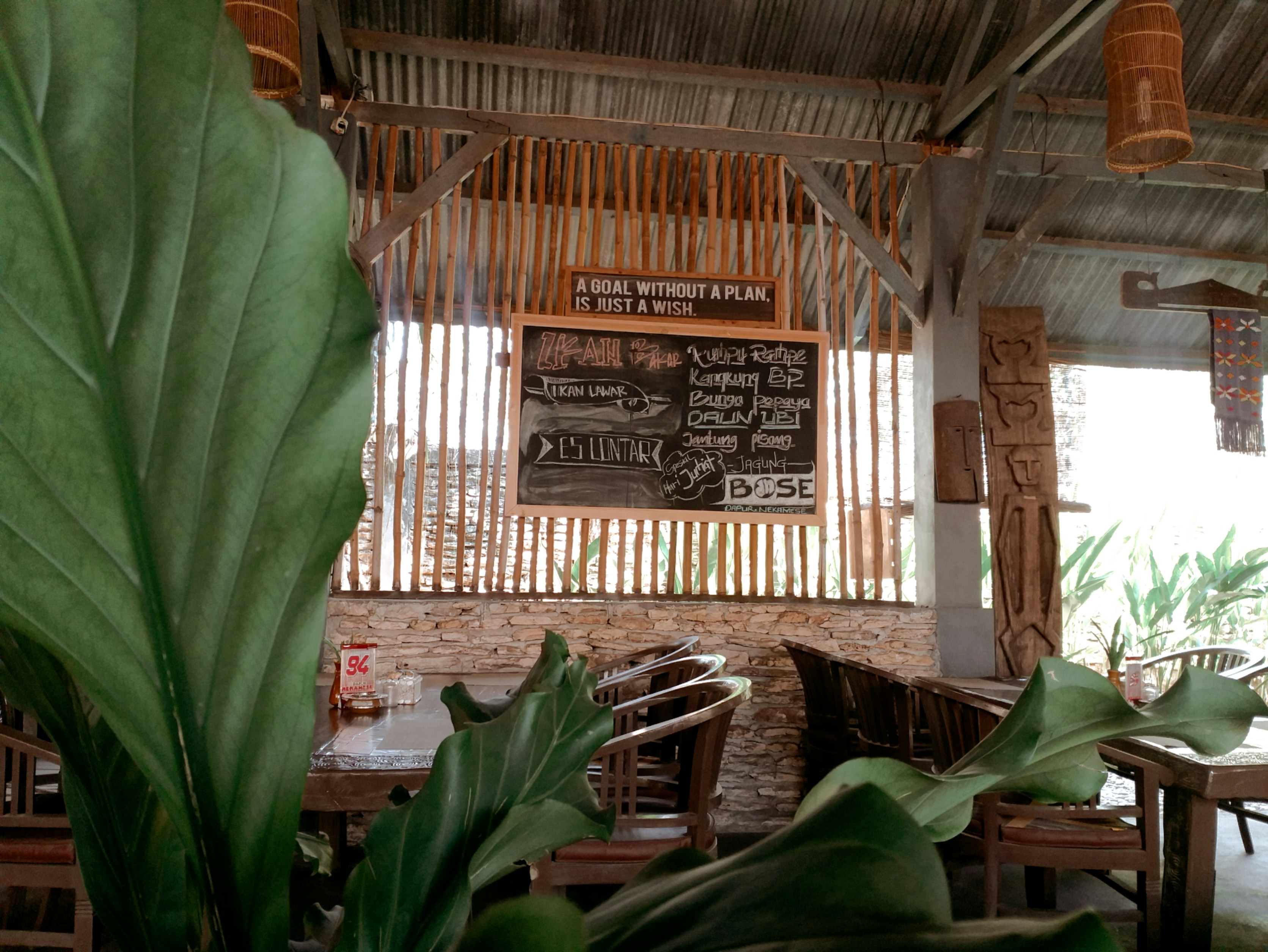 braune Holzbeschilderung an brauner Holzwand