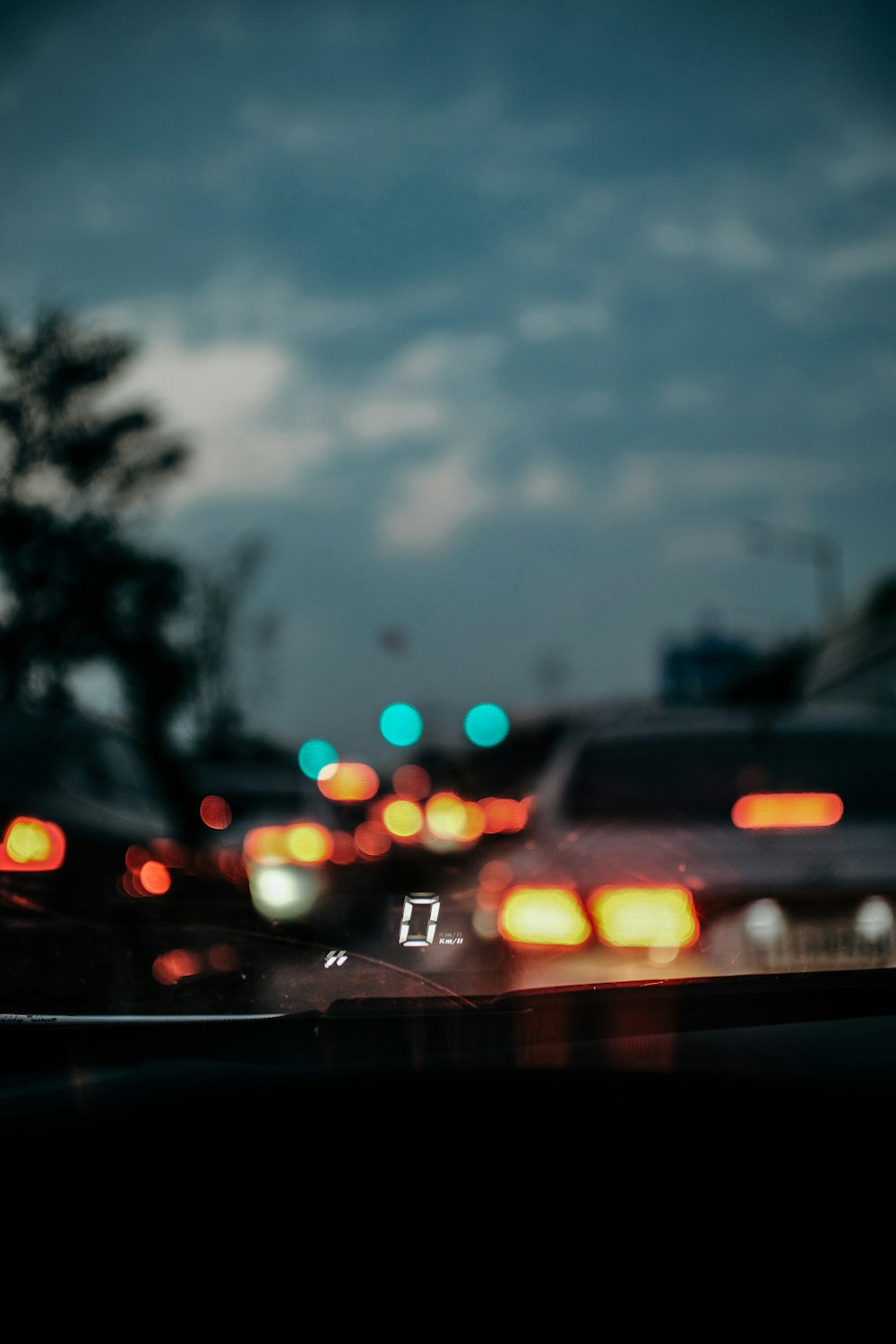 auto su strada durante le ore notturne