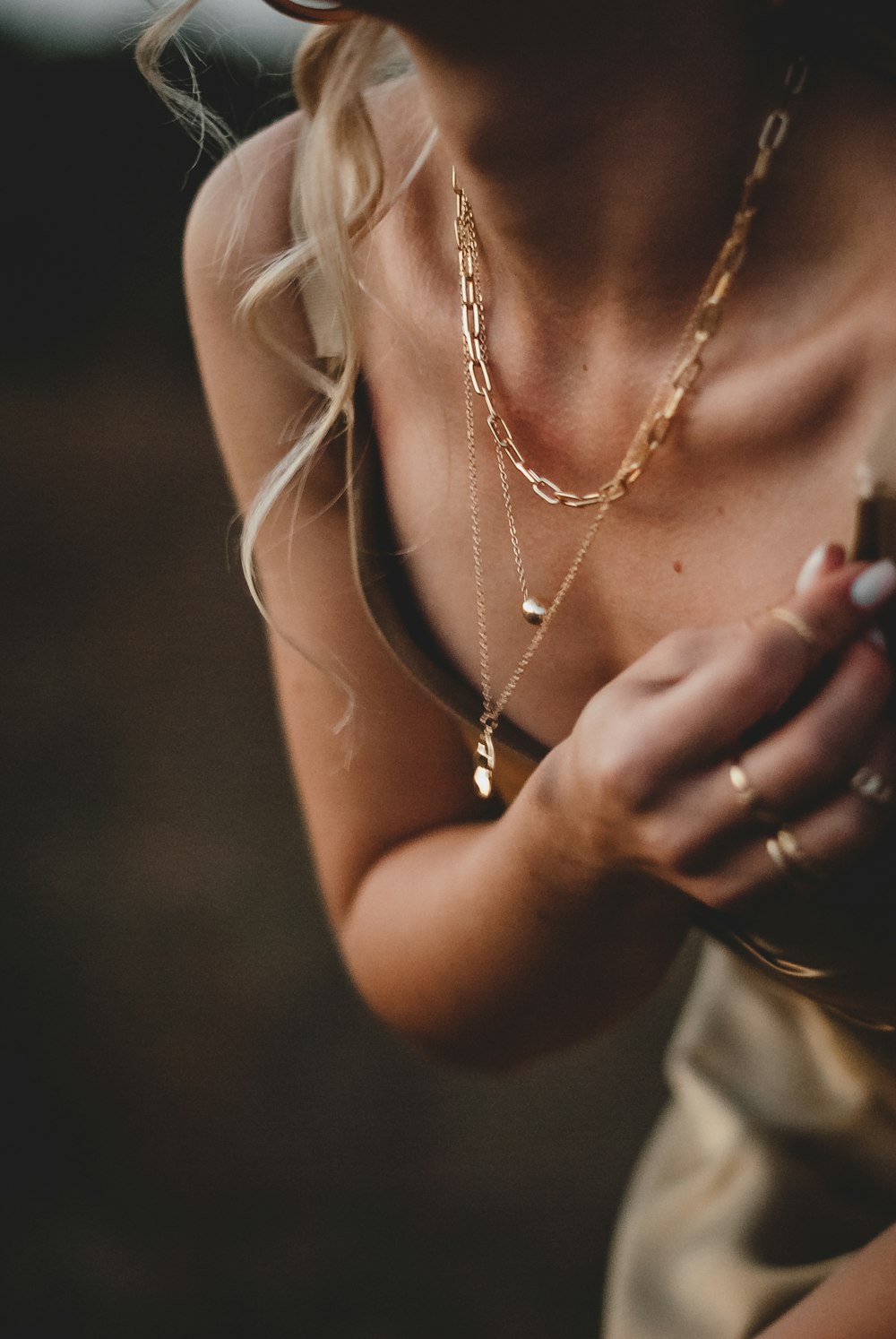 femme en débardeur blanc portant un collier en argent