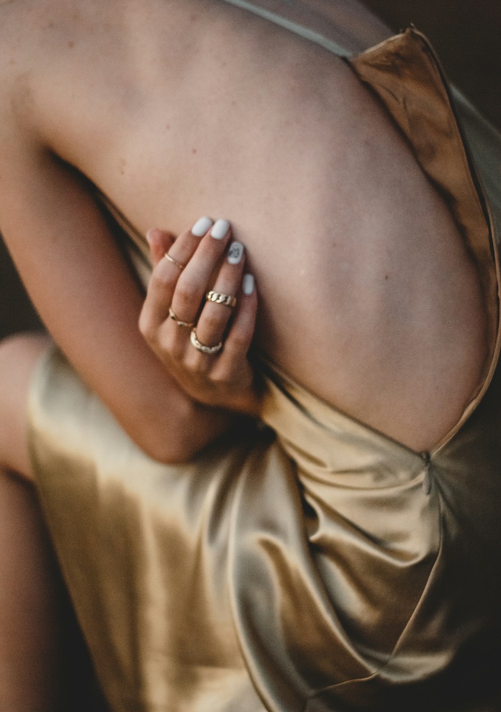 Frau im braunen Kleid mit silbernem Ring