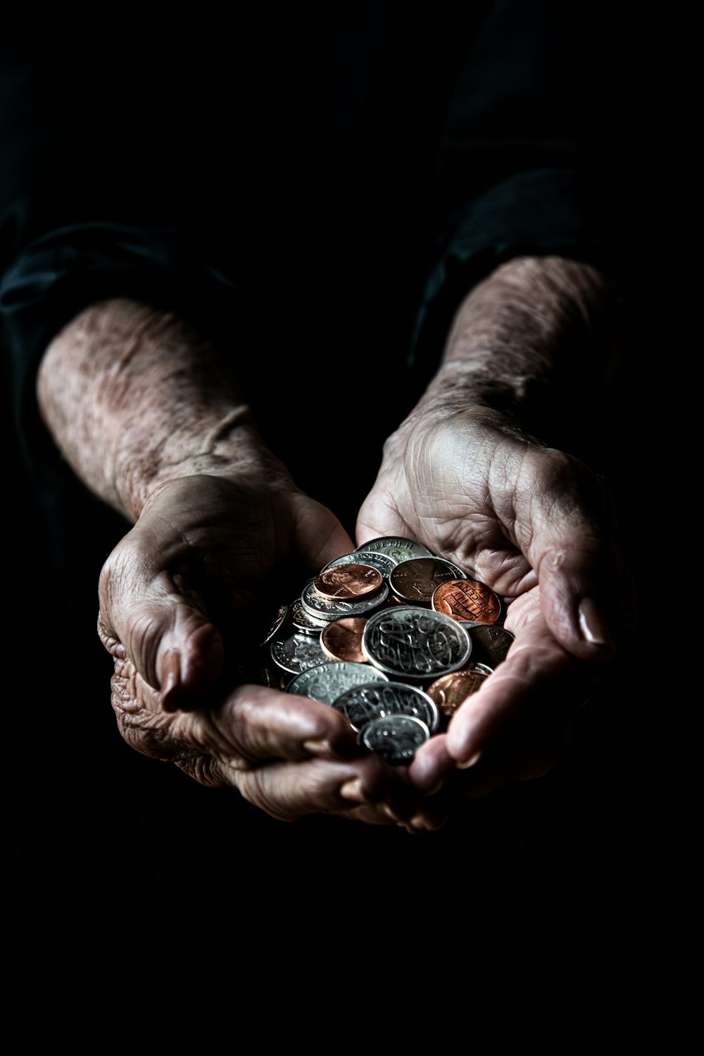 Persona que sostiene monedas redondas de plata
