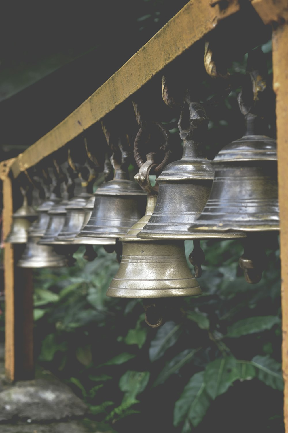 campana de plata colgada en barra de metal negro