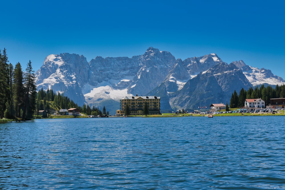 Specchio d'acqua vicino alla montagna sotto il cielo blu durante il giorno