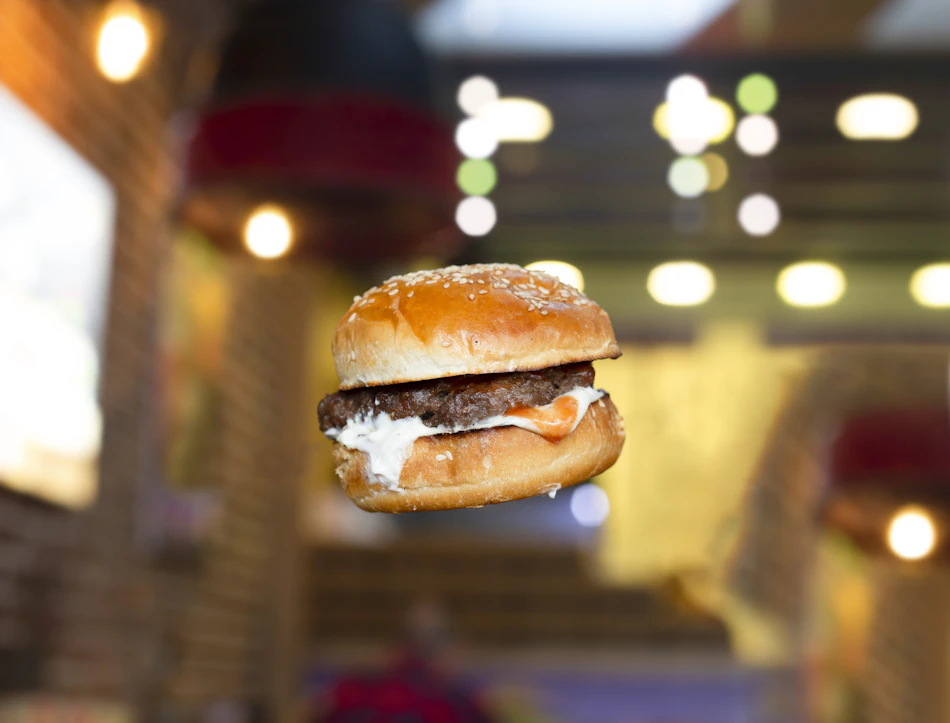 Fotografía de hamburguesa con queso y pan dorado