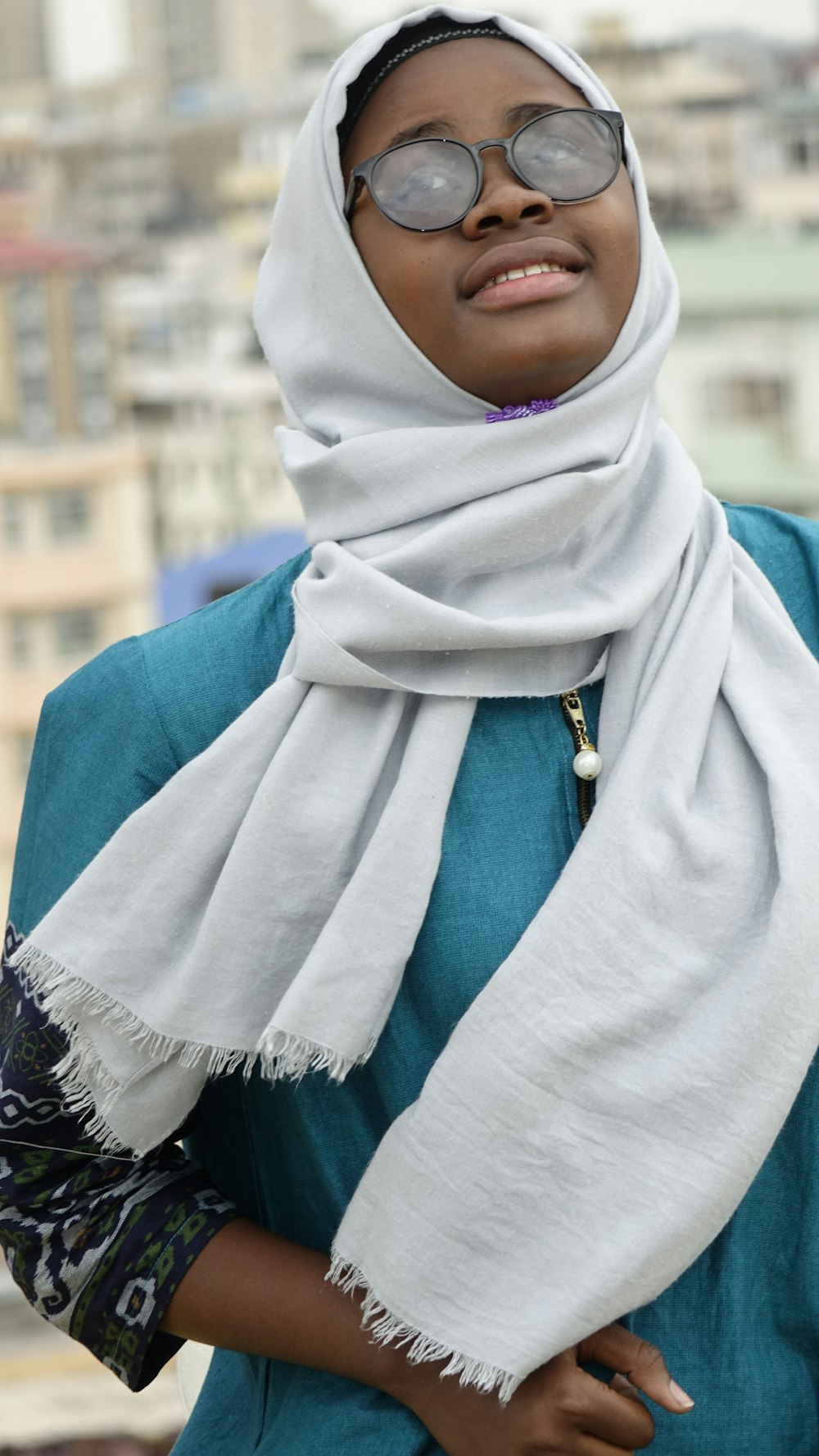 mulher no hijab azul e camisa branca de manga comprida