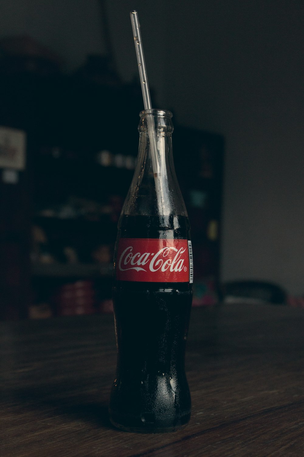 Bottiglia di Coca Cola su tavolo di legno marrone