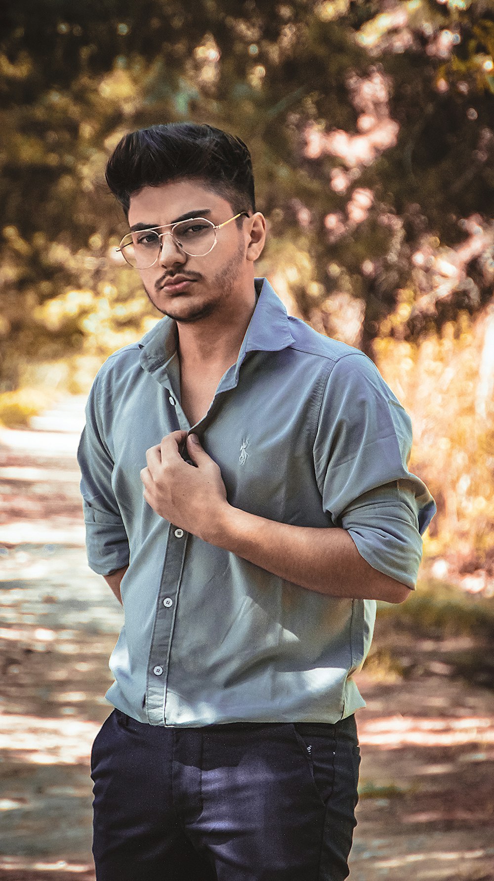 hombre con camisa de vestir negra con gafas de montura negra