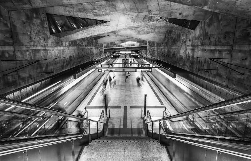 Foto en escala de grises de una escalera mecánica