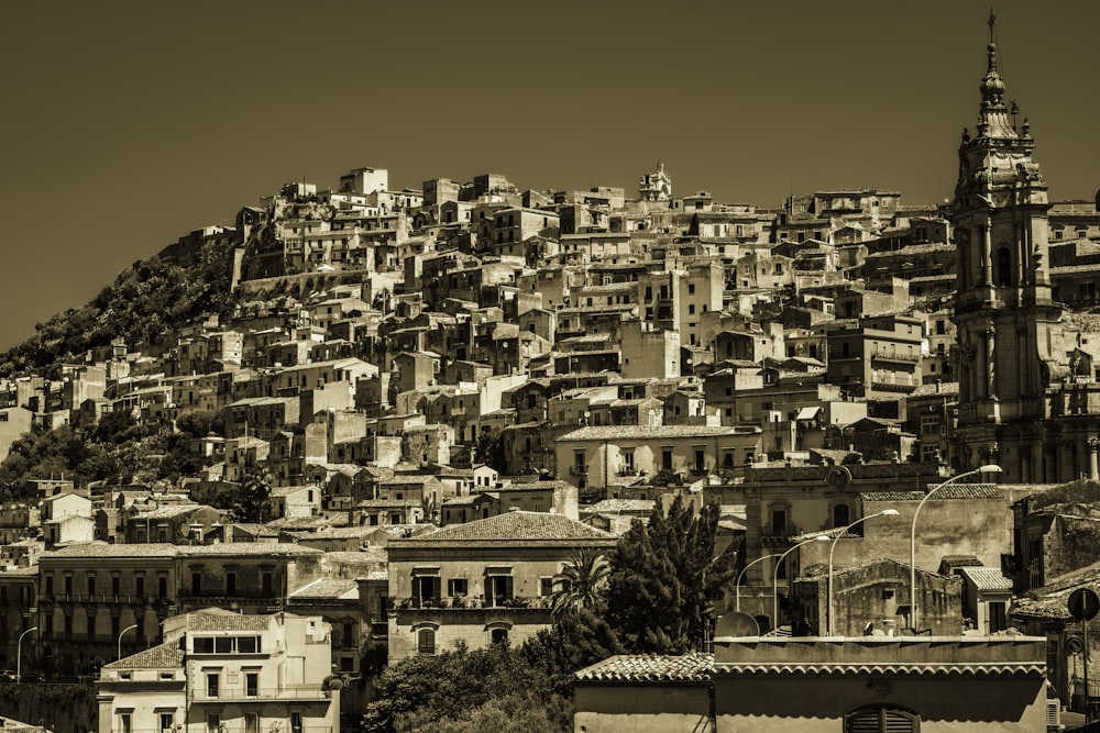 edifícios de concreto branco e marrom durante o dia