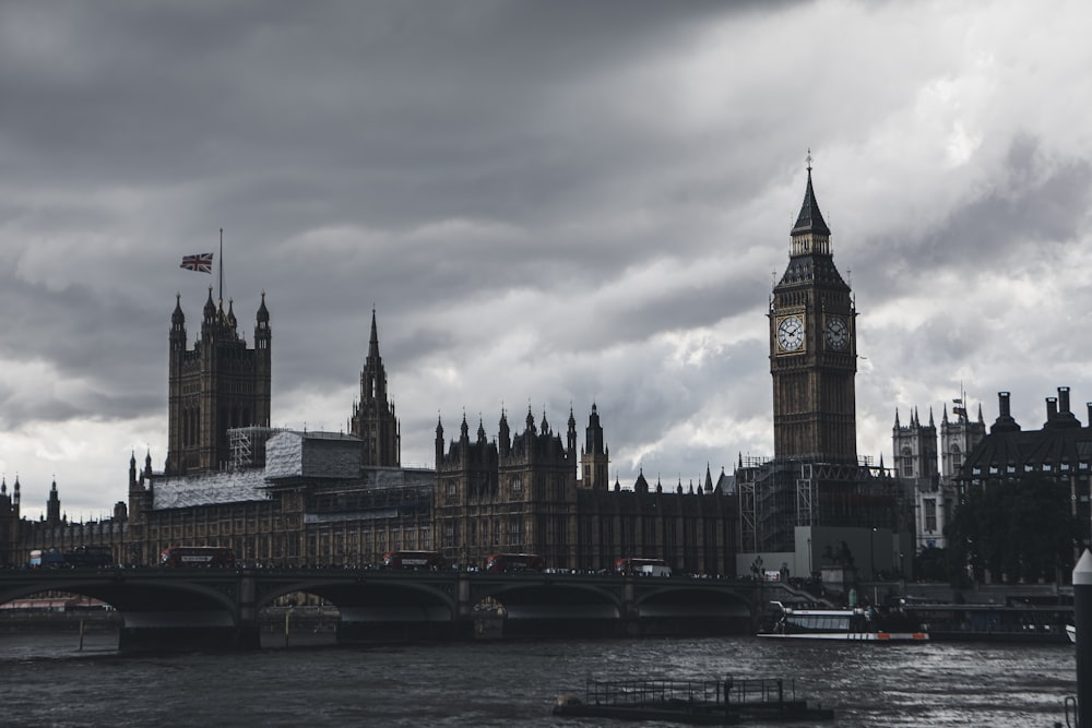 Big Ben sotto il cielo nuvoloso grigio