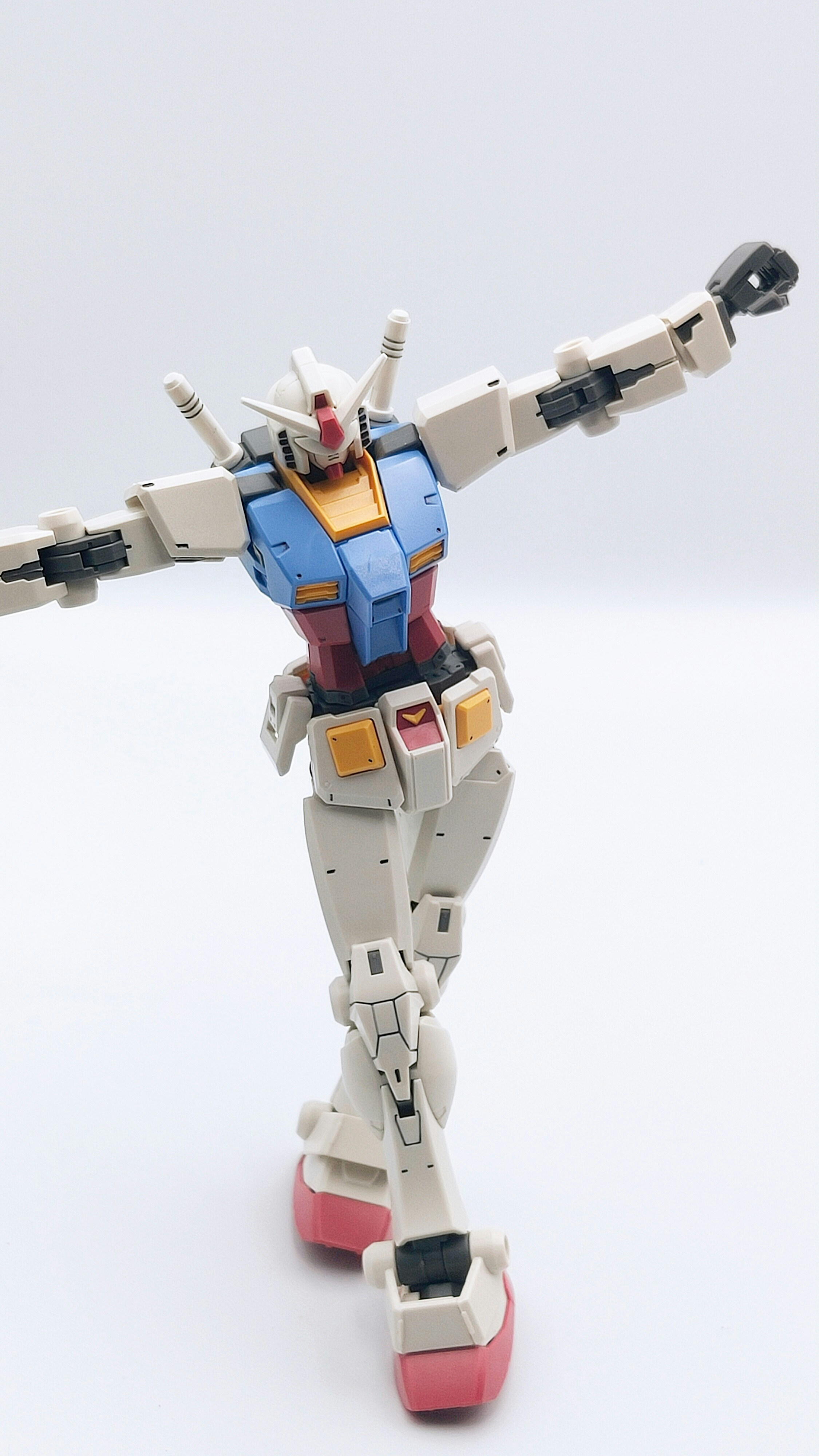 juguete robot blanco, azul y rojo