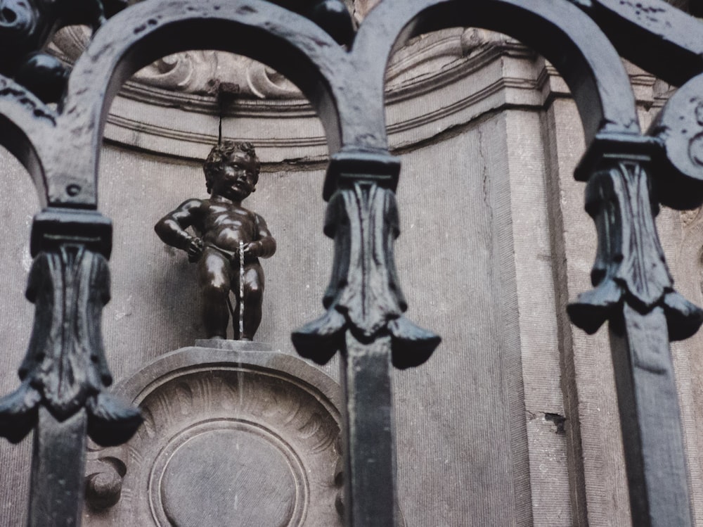 estátua de ouro do homem que segura uma espada