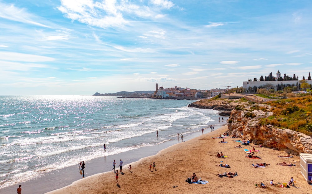 Gente en la playa durante el día