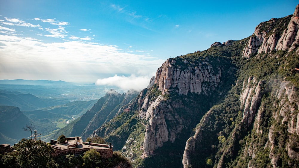 brown house on top of the mountain during daytime