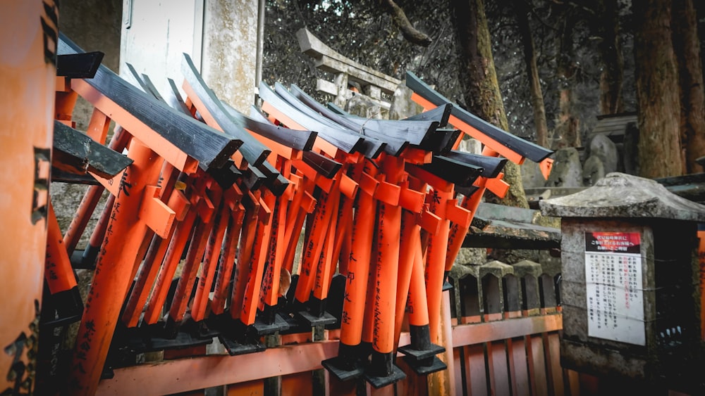 Tubo de metal naranja y negro