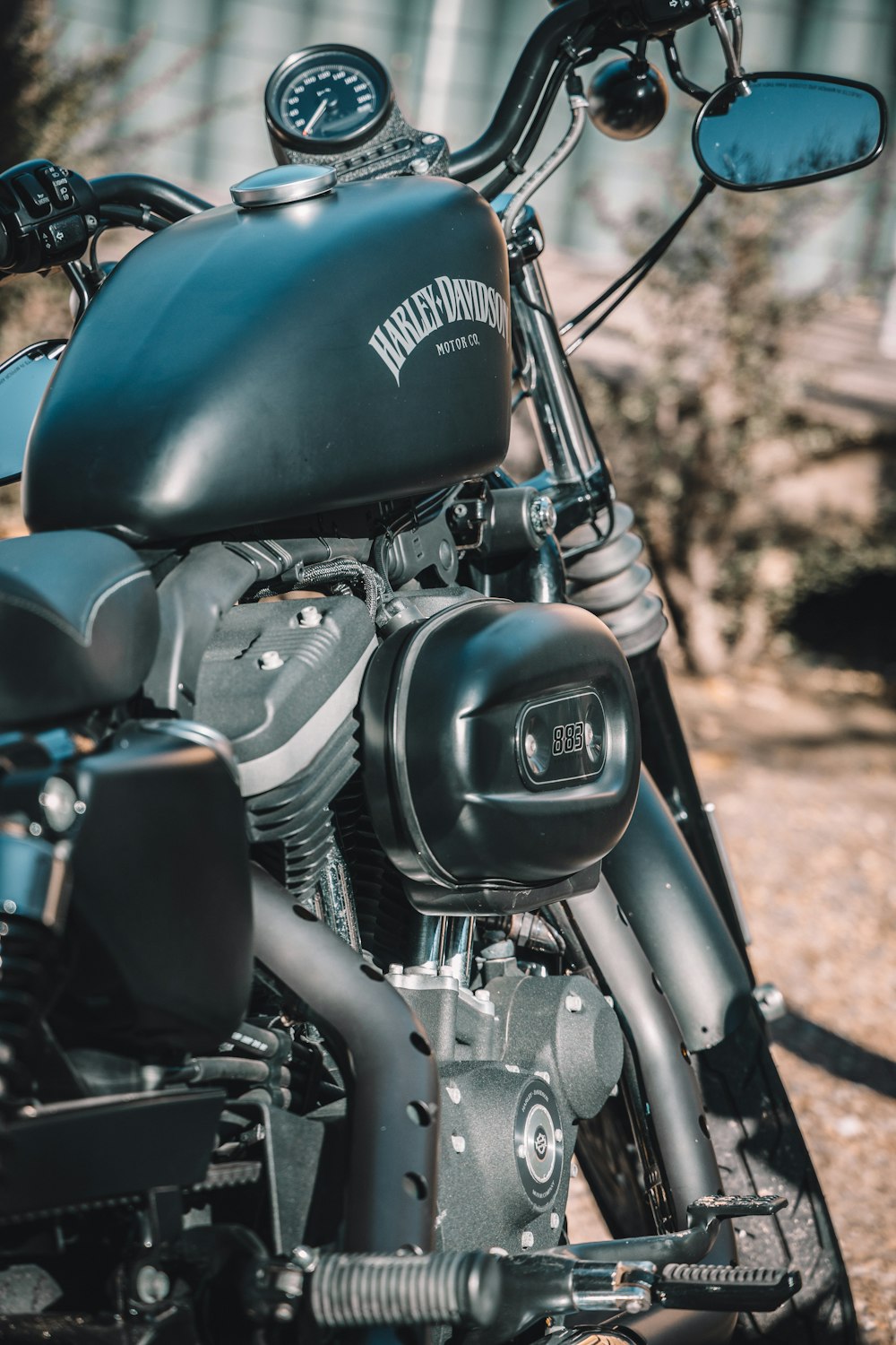 schwarz-silbernes Motorrad auf braunem Boden