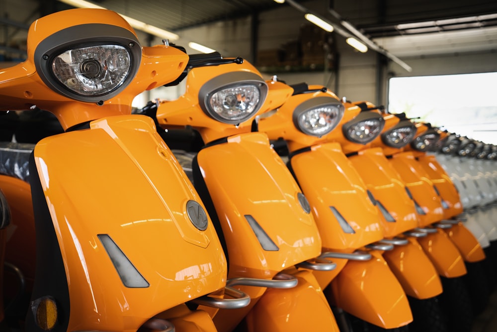 moto jaune et argent dans un parking