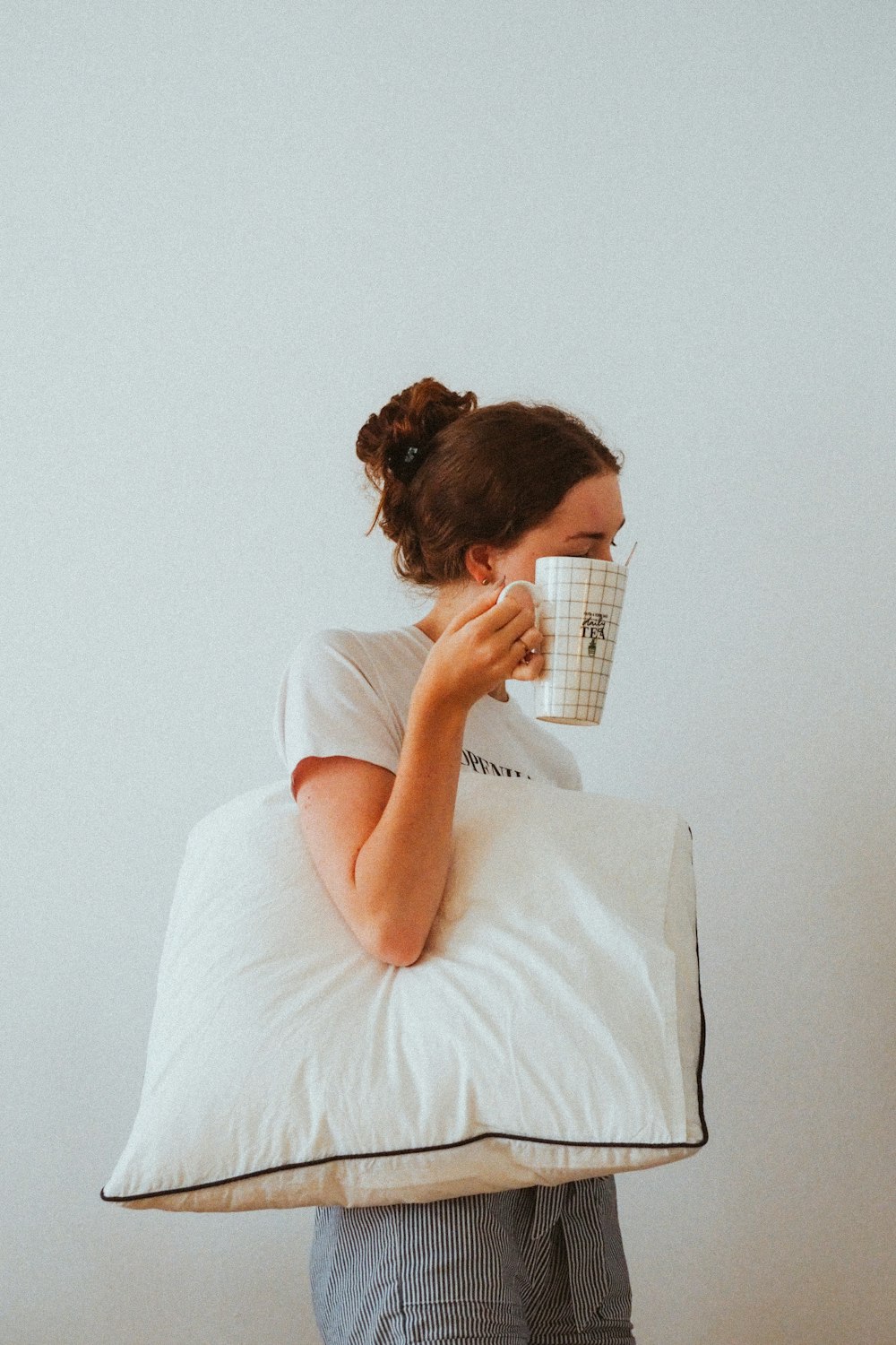 femme en t-shirt blanc livre de lecture