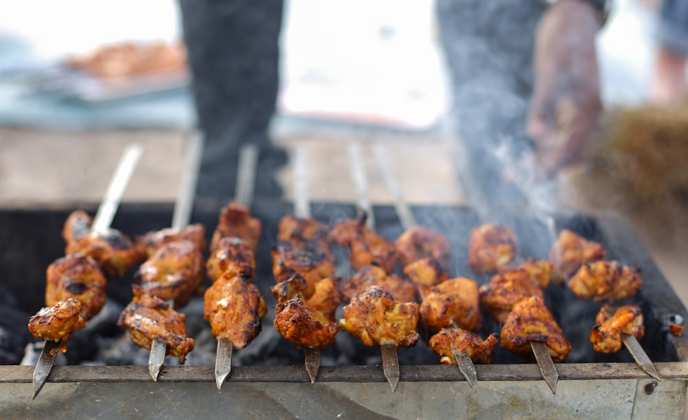 Viande grillée sur un gril au charbon de bois