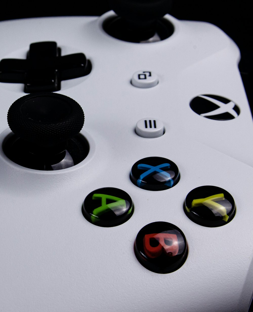 Controlador de juegos Xbox blanco con botones