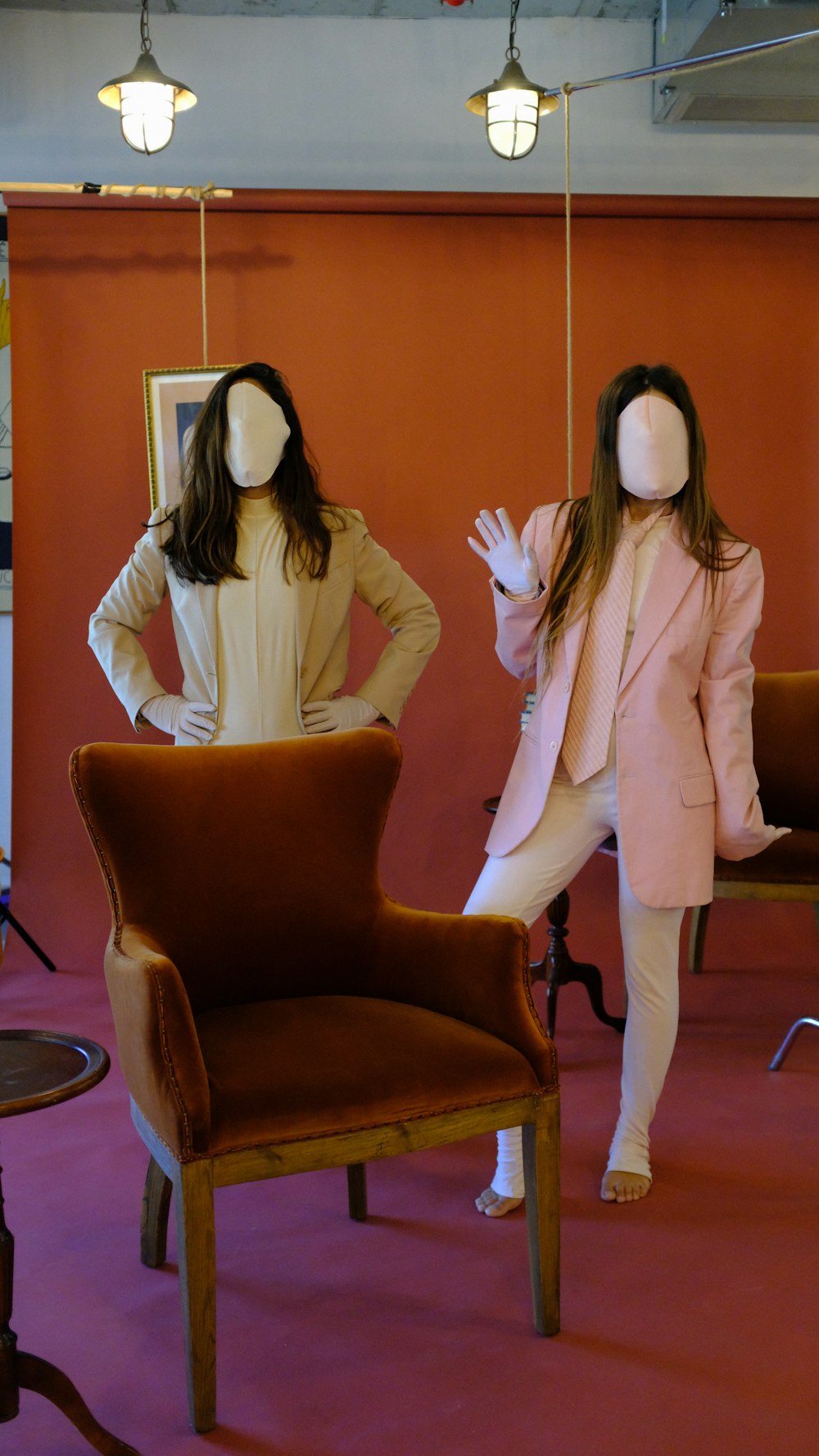 Frau im weißen Blazer sitzt auf braunem Stuhl