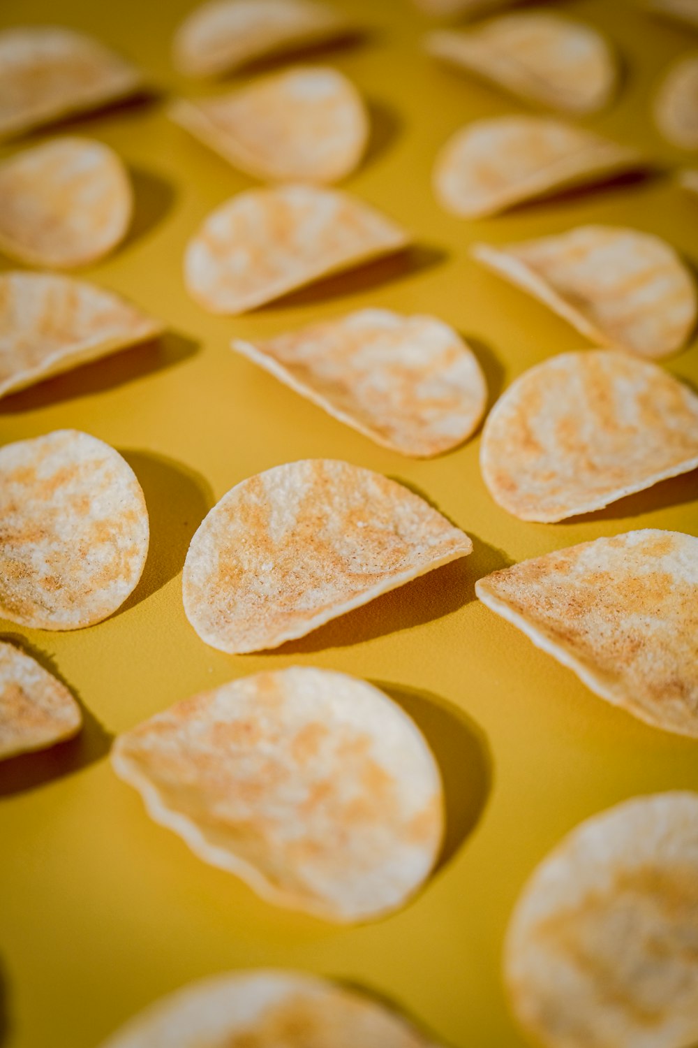 Galletas marrones y blancas en forma de corazón