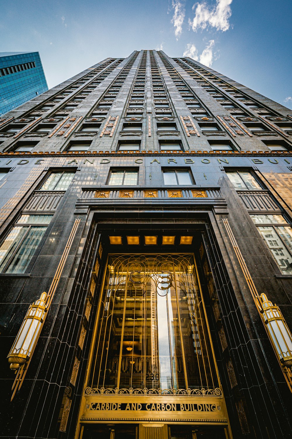 갈색 콘크리트 건물의 저각 사진