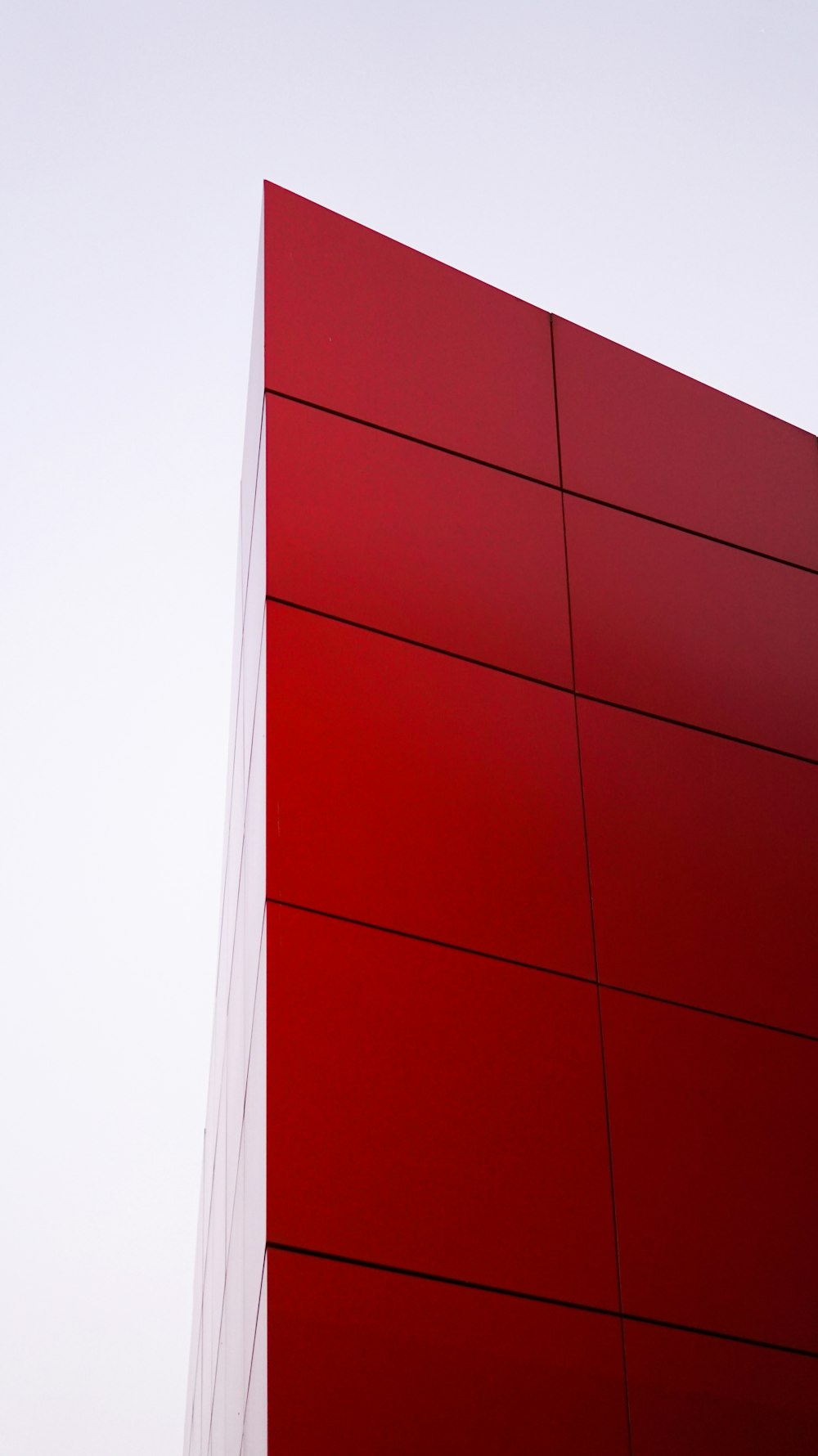 빨간색과 흰색 콘크리트 건물