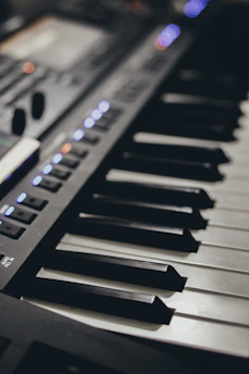 black and white electric keyboard