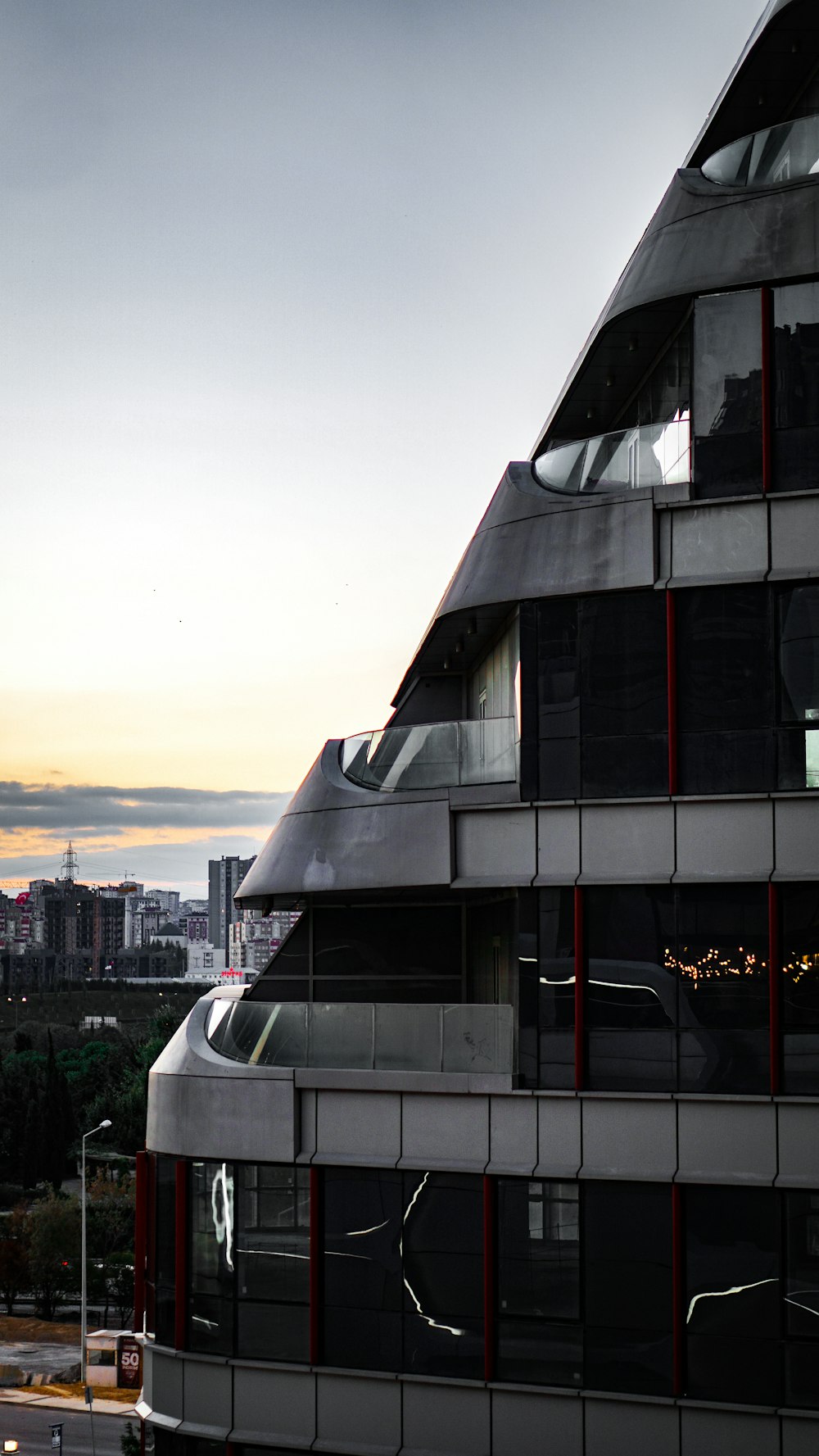 Edificio de hormigón blanco y negro durante el día