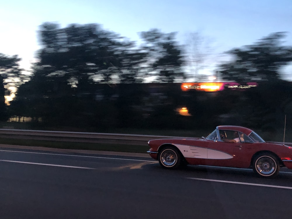 Rotes Coupé tagsüber unterwegs