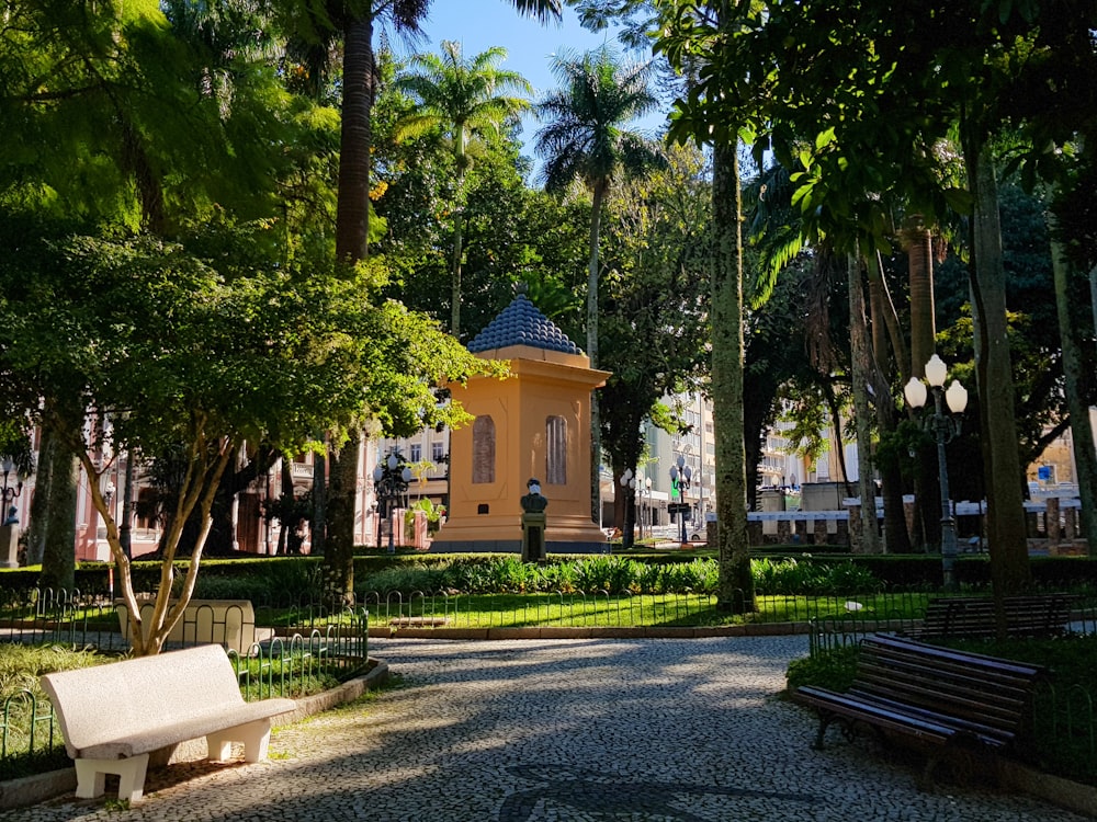 Edificio de hormigón marrón rodeado de árboles durante el día