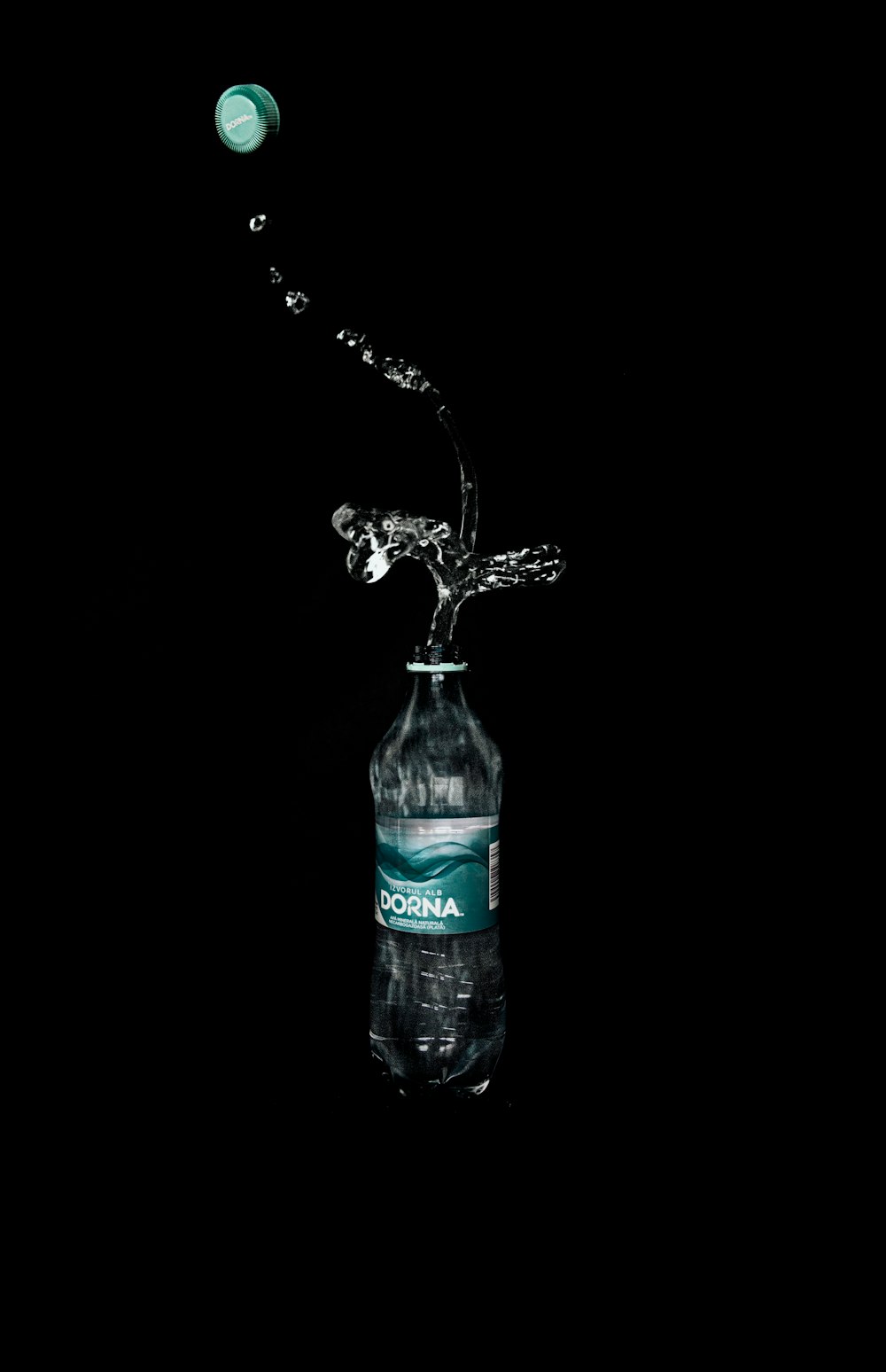 bottiglia di plastica trasparente con acqua