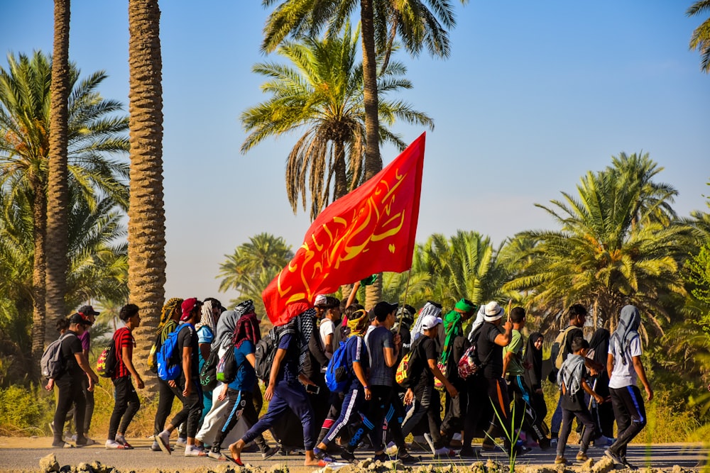 personnes en combinaison de course avec drapeau rouge