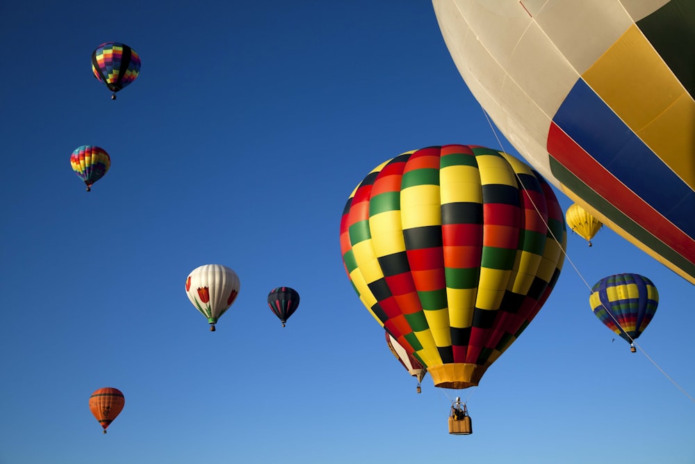 gelbroter und blauer Heißluftballon