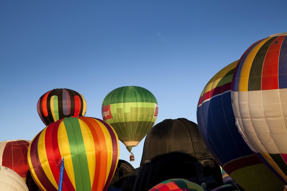 blaugrüne und rote Heißluftballons