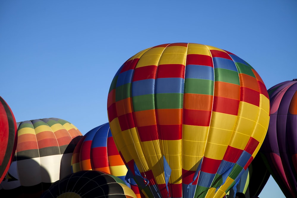 montgolfière bleu, vert, jaune et rouge