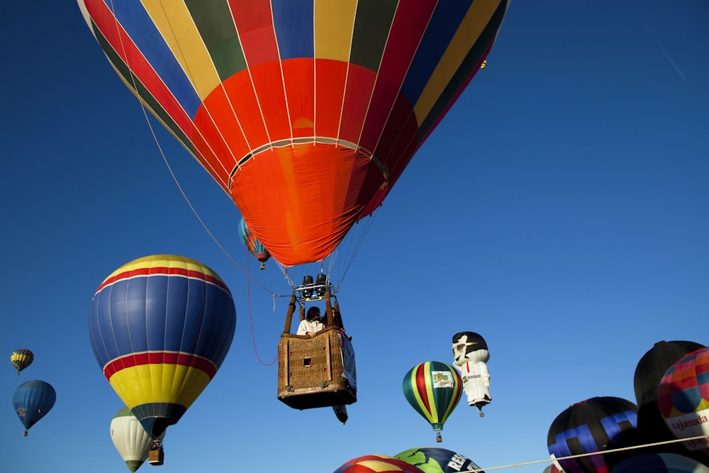 montgolfière rouge, jaune et bleu