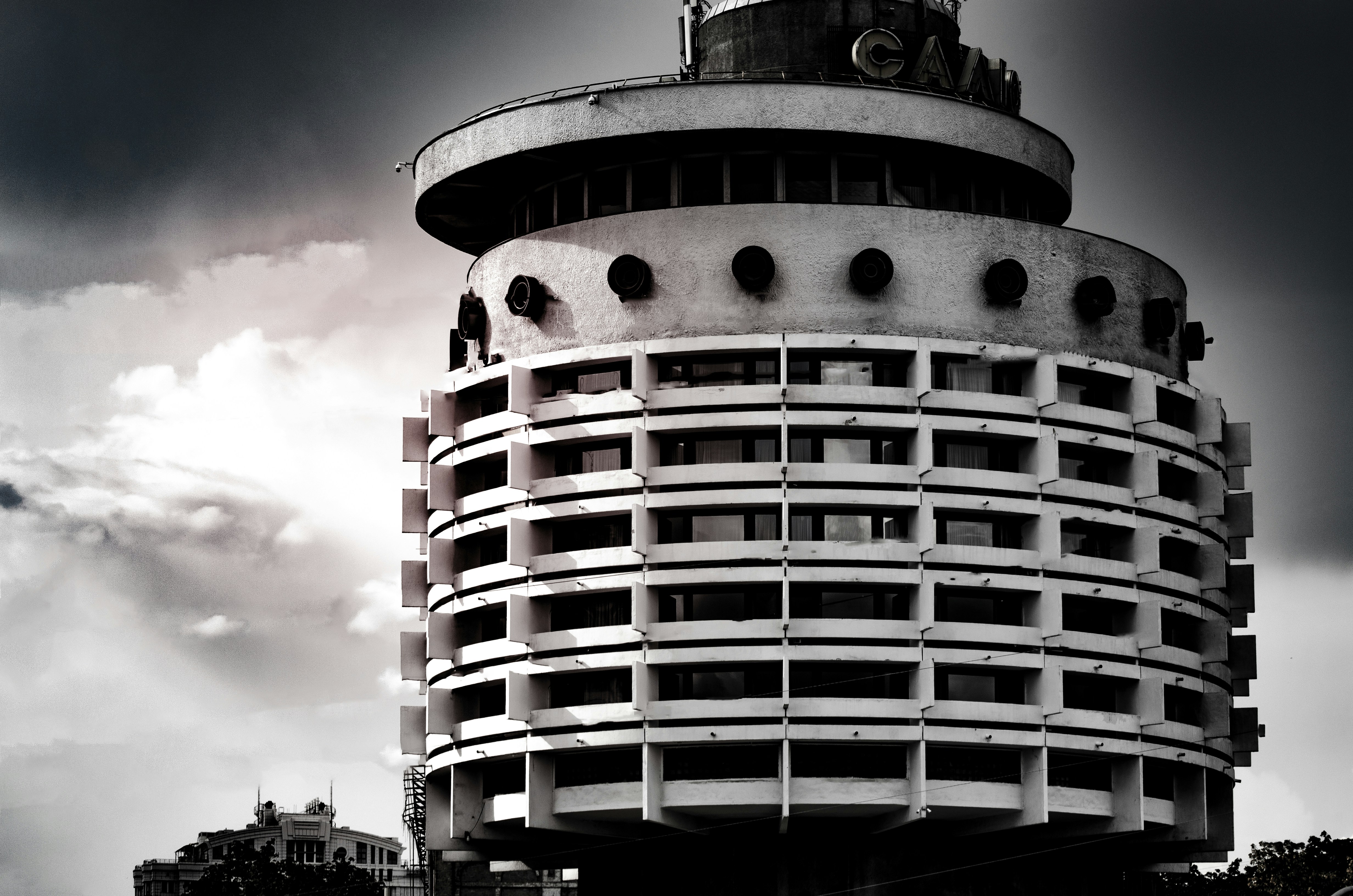 Edificio de hormigón blanco y negro durante el día