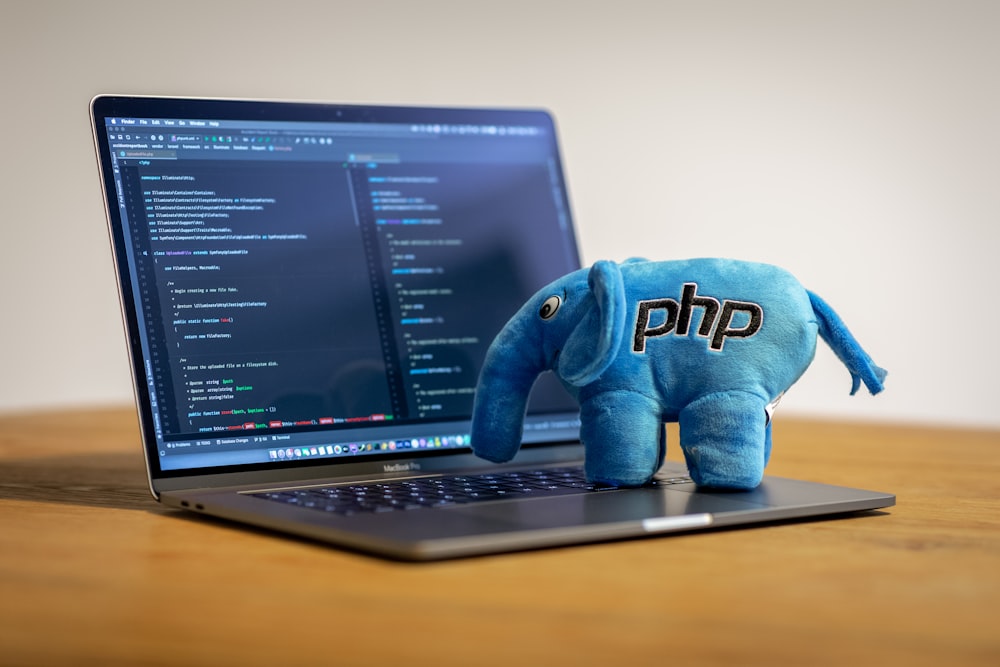 peluche elefante blu su computer portatile nero
