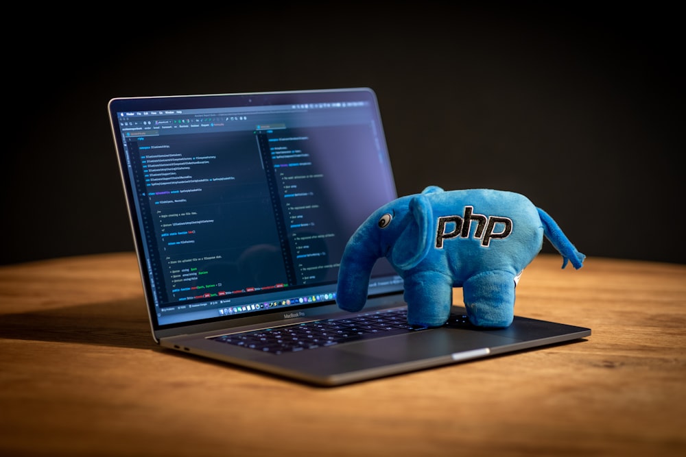 peluche elefante blu su computer portatile nero