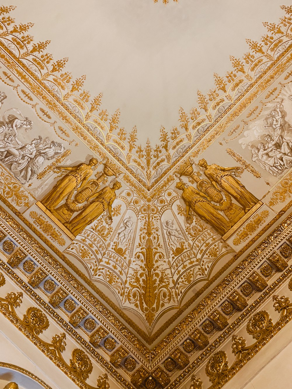 Textil floral dorado y blanco