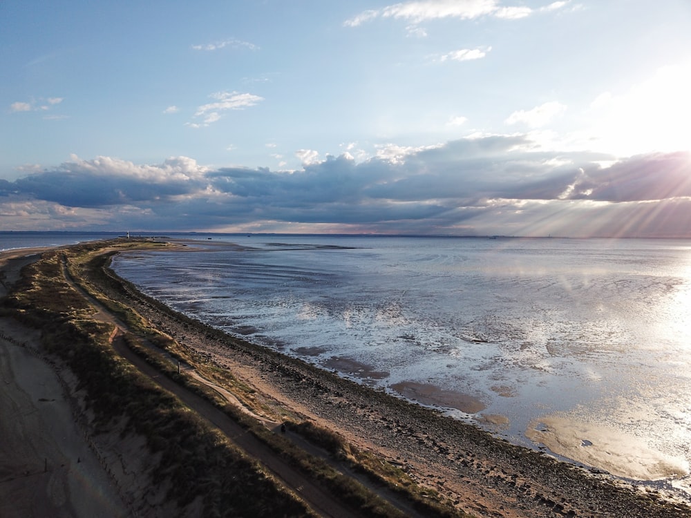 Les vagues de l’océan s’écrasent sur le rivage pendant la journée