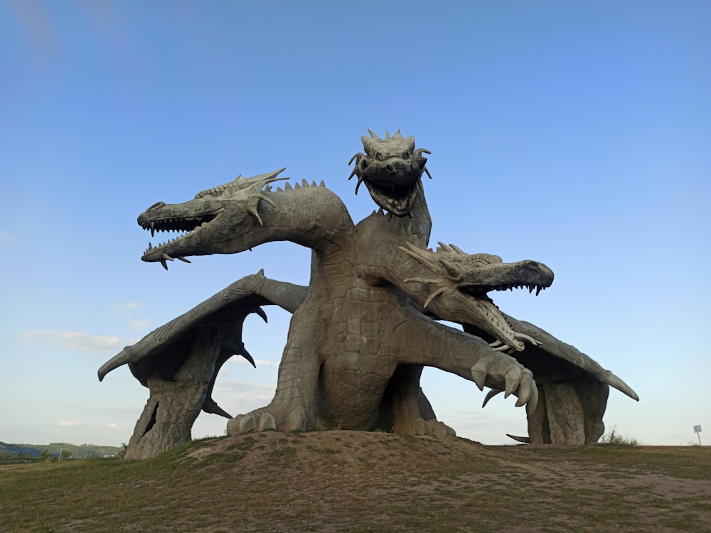 Estatua de hormigón gris bajo el cielo azul durante el día