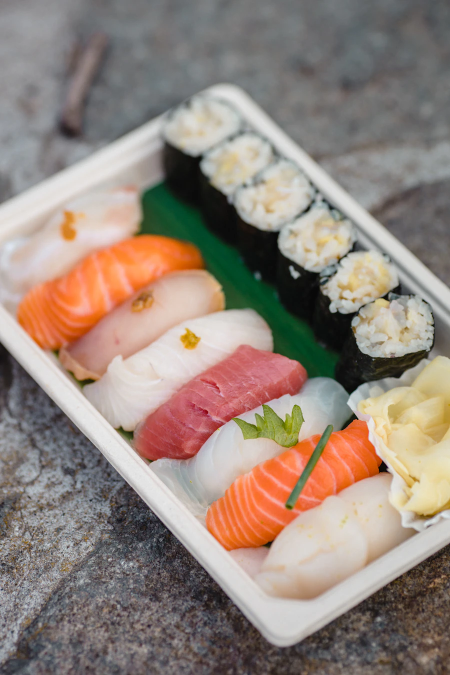 Bandeja de take away con rolls y nigiris lista para llevar