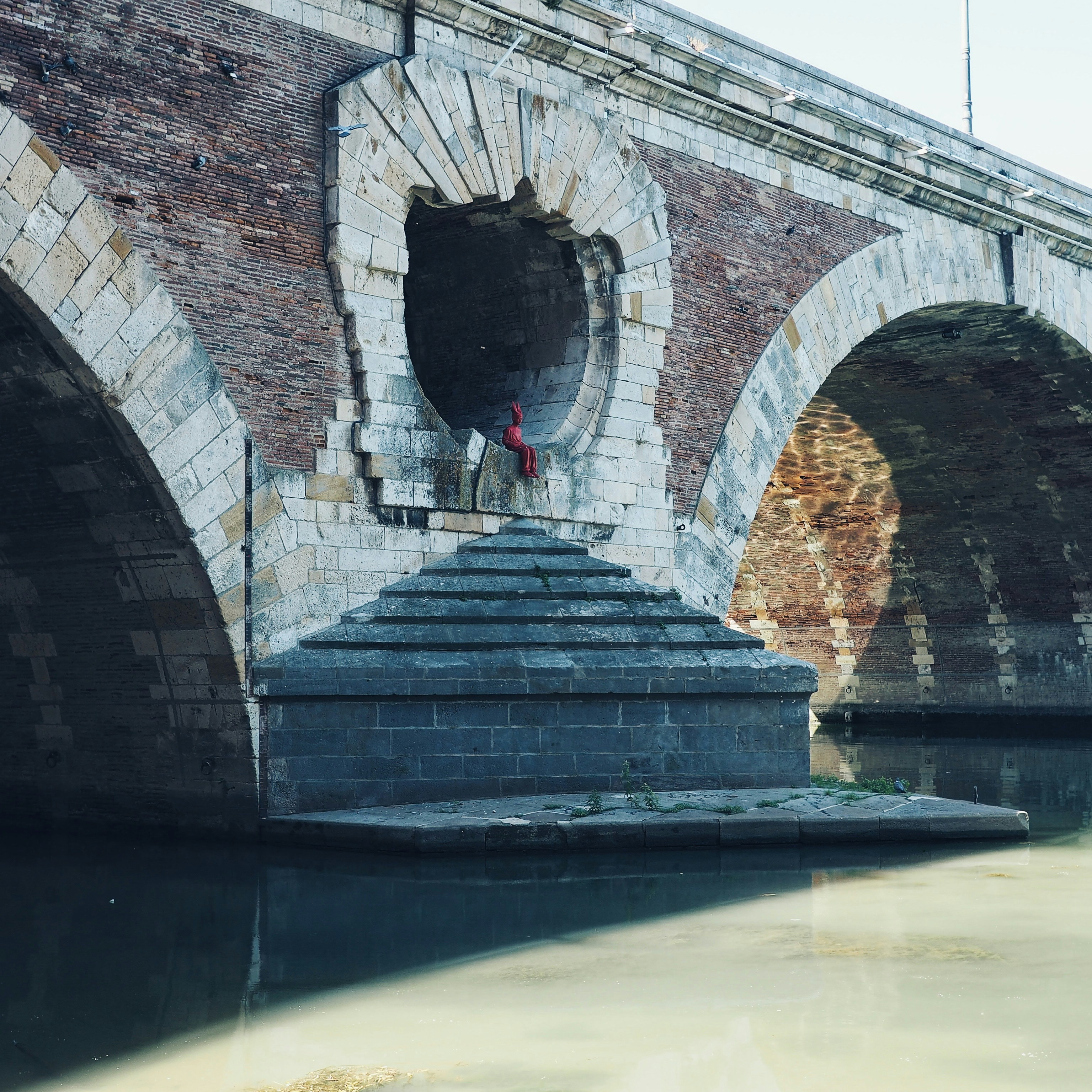 川に架かる茶色のレンガの橋の写真 Unsplashで見つけるグレーの無料写真