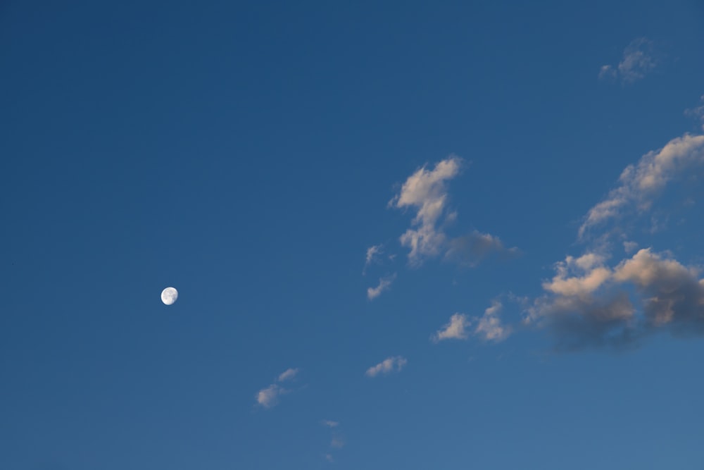 Weiße Wolken und blauer Himmel tagsüber