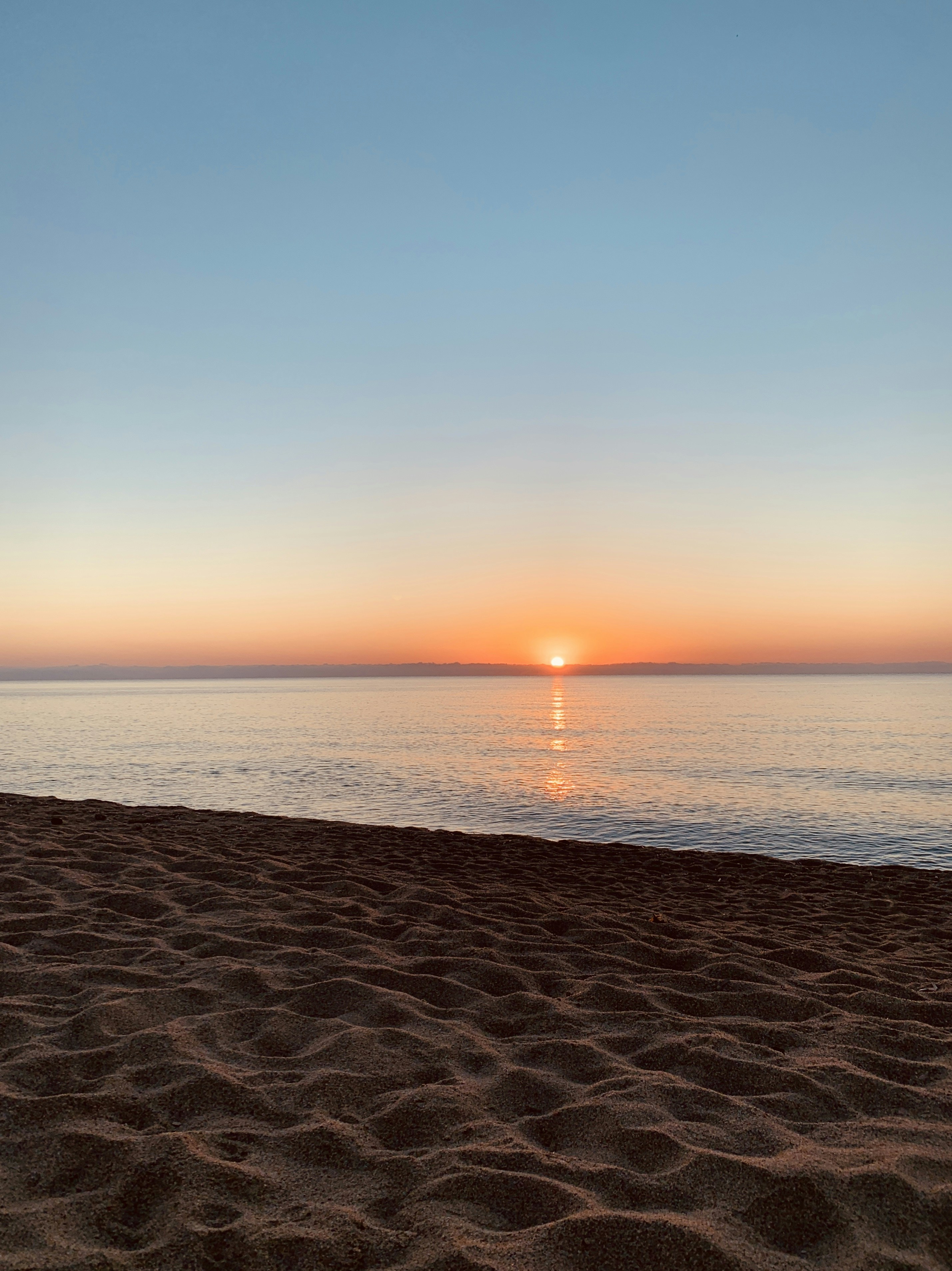 Meereswellen, die bei Sonnenuntergang an Land stürzen